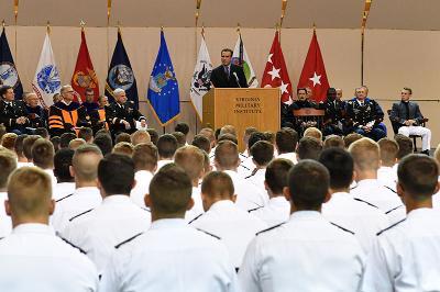 Journalist Bob Woodruff speaks to cadets during academic convocation in Cocke Hall.