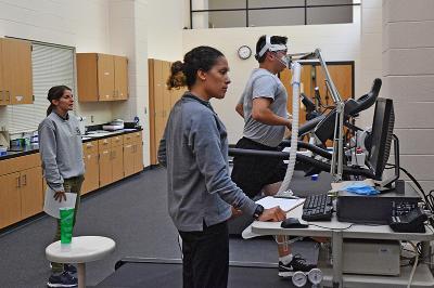 Capt. Katie Gorman and Bethany King '18 perform a VO2 max test on a study participant.