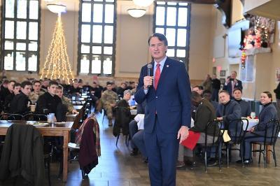 Gov. Glenn Youngkin addresses the Corps of Cadets during lunch Dec. 12 in Crozet Hall. –VMI Photo by Kelly Nye.